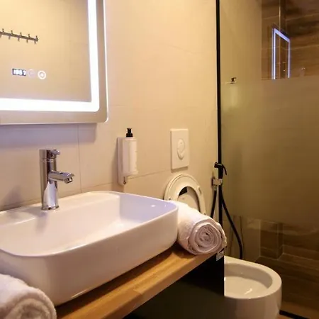 Koni's * Τίρανα