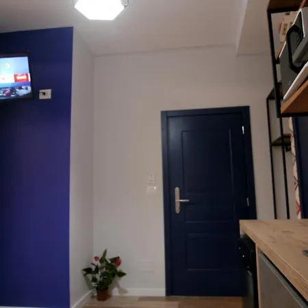 Koni's * Τίρανα